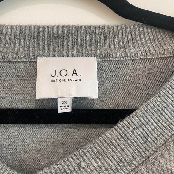 J.O.A Twist Front Crop Sweater - Picture 4 of 4
